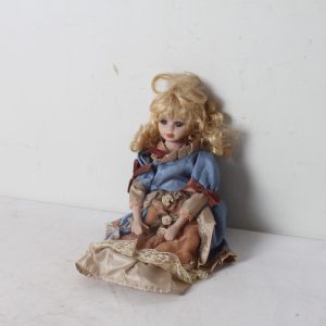 Poupée en porcelaine